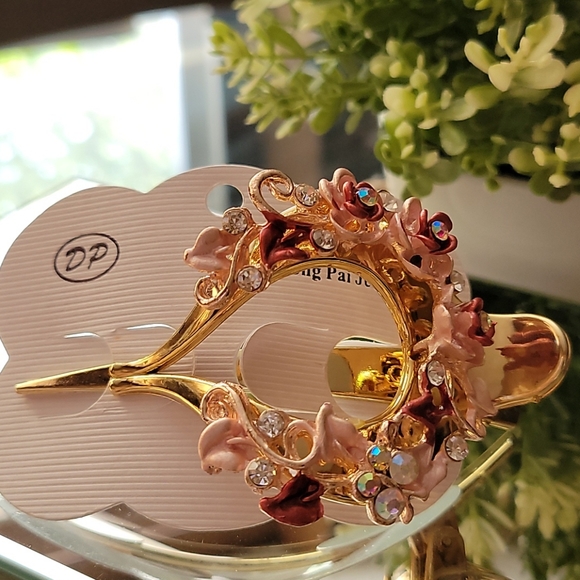 NEW HAIR CLAW CLIP 2 X $15 - Picture 2 of 10